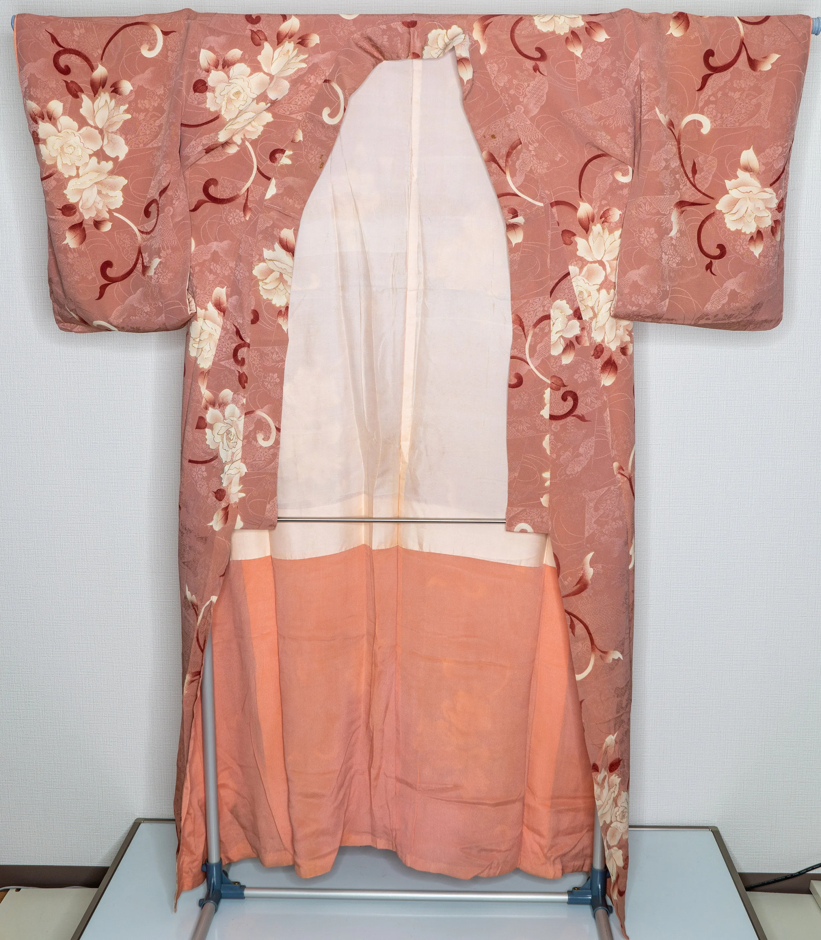 Vintage Floral 1960s Silk Japanese Kimono - Unused Pink Robe with White Flowers Retro Style